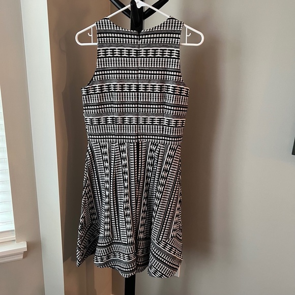 LOFT Black & White Geo Textured Flare Sleeveless Dress - Picture 5 of 8